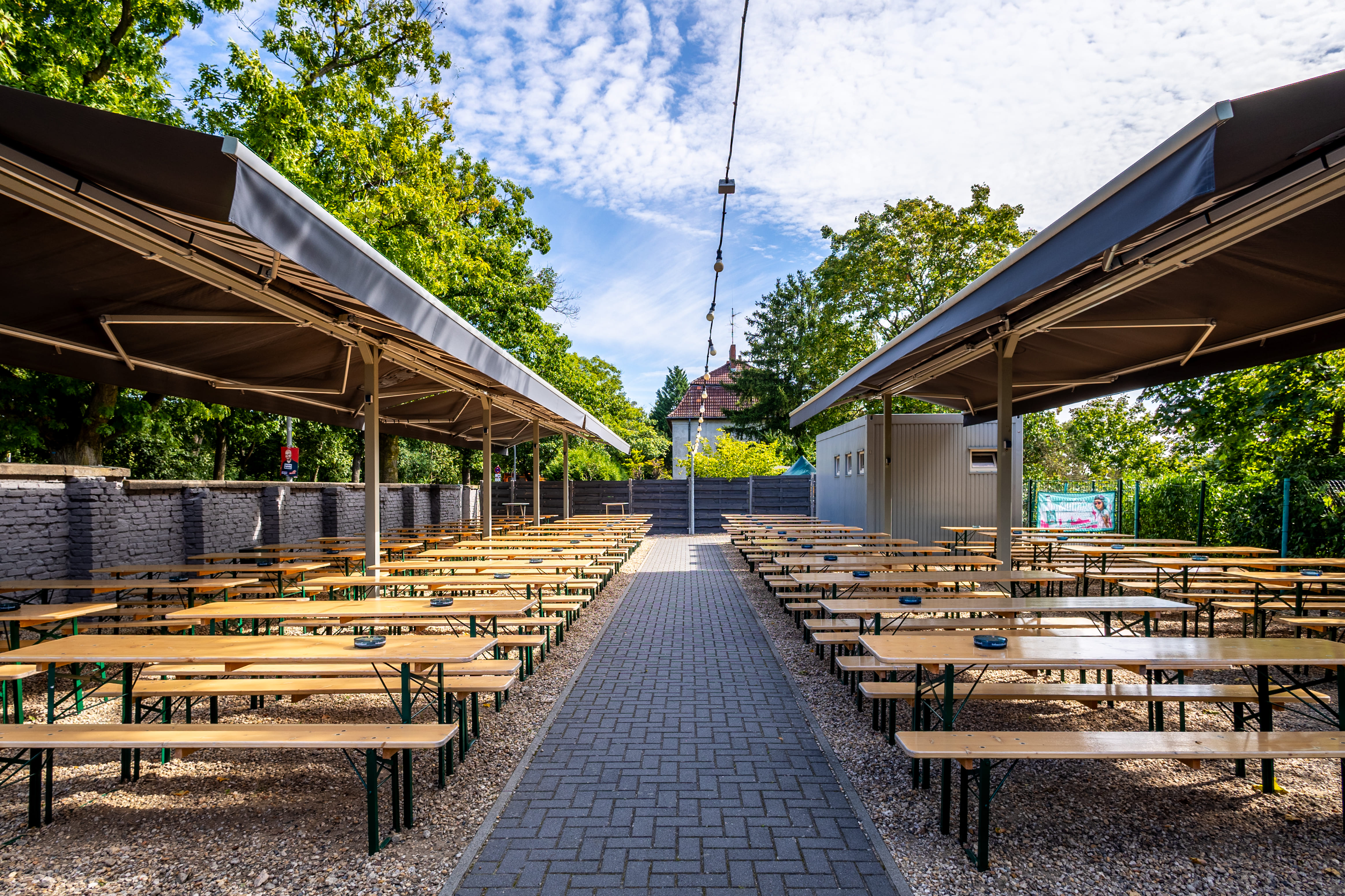 Biergarten des Olympia-Eck mit Blick auf das Olympiastadion