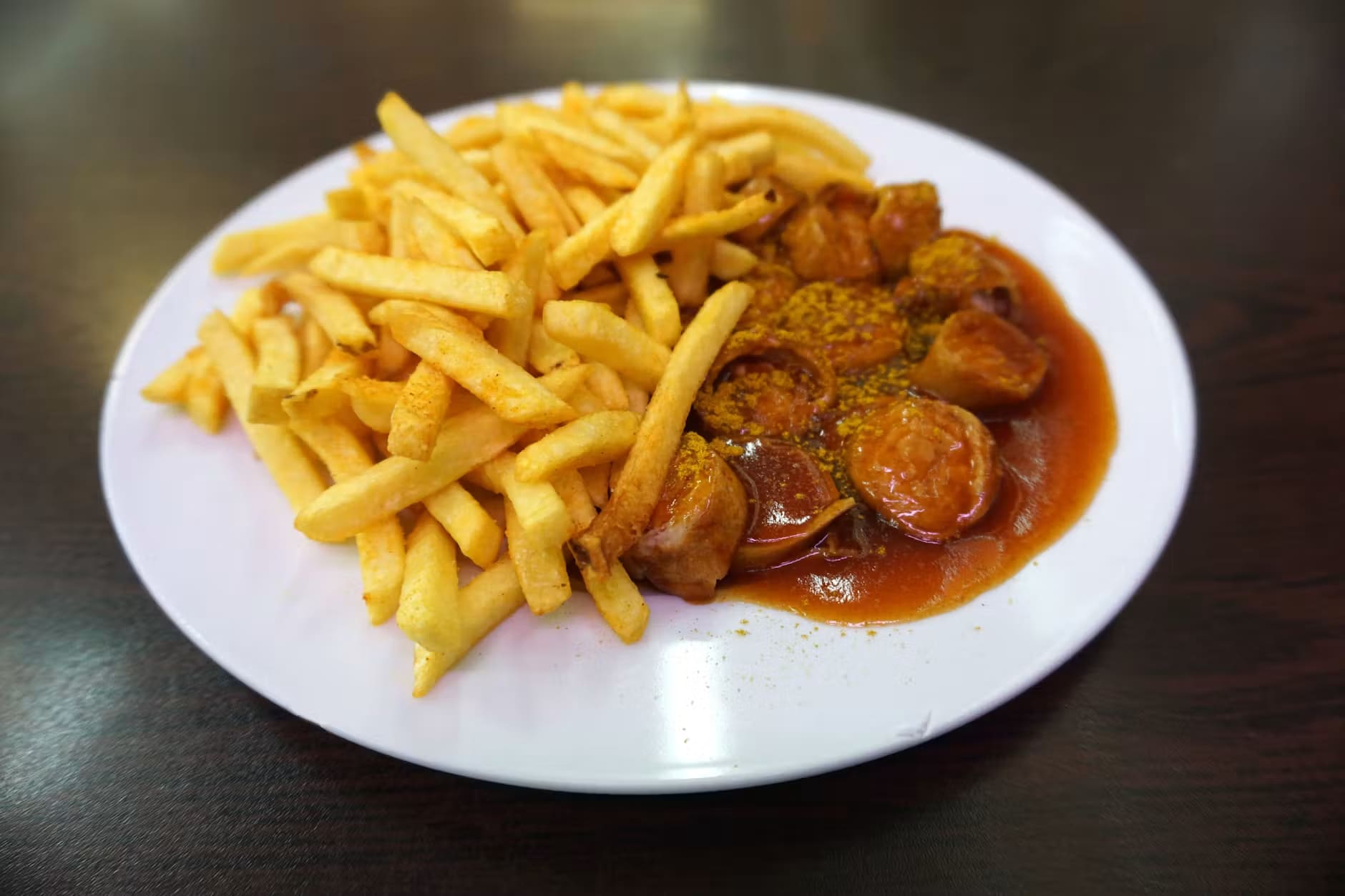 Currywurst und Pommes vom Olympia-Eck