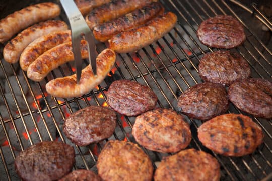 Holzkohlegrill mit Rostbratwürstchen und Buletten